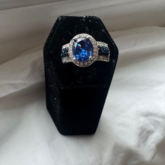 GLAMOUR ENGAGEMENT RING SIZE 6 - Picture 3 of 5